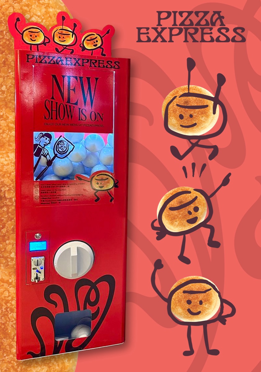 一部全機紅色訂製貼膜的方扭蛋機,機身印有餐廳品牌圖案,透明貯蛋倉內放滿白色蛋殼,下方有投幣器、旋鈕與出蛋口