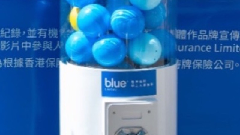 圓柱形扭蛋機，機內載滿扭蛋
